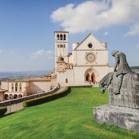 Nine-bedroom Holiday In Perugia -pg- بيت للعطل
